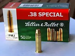 Krabička s náboji Full Metal Jacket verze .38 Special. Střela u této verze je zcela obalena kovem.