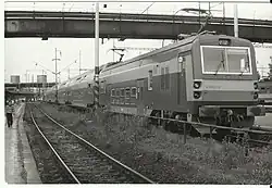 Pohled z jižní části 1. nástupiště s ocelovou lávkou (1991)