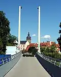 Dlouhá lávka vede do parku