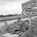 Britští výsadkáři vyzbrojení samopalem STEN Mk V