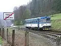 Motorový vůz 810.545 na nádraží v Poniklé