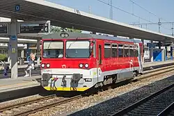 Motorový vůz 812.028 ve stanici Nové Zámky