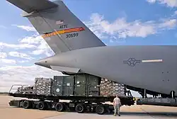 Transportní letoun C-17 Globemaster III během nakládky materiálu na základně Altus