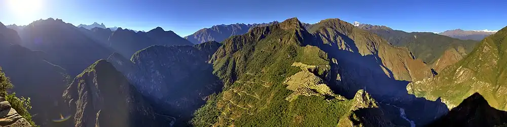 Pohled na Machu Picchu z Huayna Picchu, ukazující přístupovou cestu nazvanou „Hiram Bingham Highway“. Cesta je používána turistickými autobusy pro dopravu z a do města Aguas Calientes.