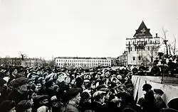 Občané poslouchají oznámení kapitulace Německa ve II. Světové válce, 9. 5. 1945. V pozadí je vidět starou sochu Minina