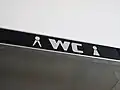 Část původního navigačního systému v hale s nápisem WC