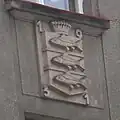 Znak města na budově bývalé hasičské stanice z roku 1931 na Poštovním náměstí
