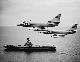 Letouny A-4C z letadlové lodi USS Constellation (CV-64) týden po operaci Pierce Arrow.