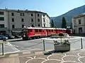 V italském Tiranu se jezdí ulicemi města a přes náměstí.