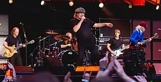 AC/DC v roce 2024 ve Wembley. Zleva: Stevie Young, Matt Laug, Brian Johnson, Chris Chaney a Angus Young