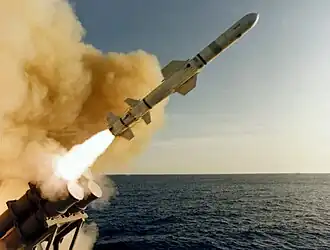 Střela Harpoon odpálená z křižníku USS Leahy (CG-16)