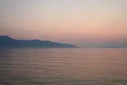 Pohled přes záliv západním směrem na poloostrov Karaburun a ostrov Sazan (vpravo)
