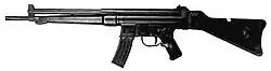 Raný prototyp útočné pušky Mauser Gerät 06H a francouzská CEAM Modèle 1950, která uvedla koncept StG 45(M) do sériové výroby. Komorováno pro náboj .30 Carbine.
