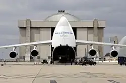 Antonov An-124 na letišti Moffett v Kalifornii