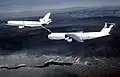 C-5A Galaxy při doplňování paliva z tankovacího letounu KC-10 Extender
