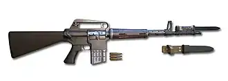 AR-10 s bajonetem z produkce Artillerie-Inrichtingen
