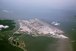 Letecký pohled na ostrov s Mezinárodním letištěm Hongkong