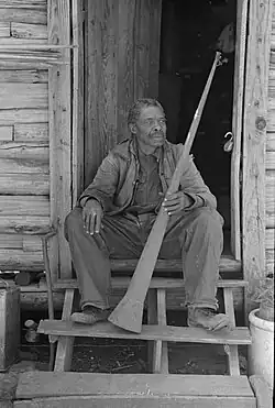 Starý muž narozený v otroctví ukazuje roh, kterým se otroci svolávali, Texas, 1939