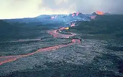 Proud pahoehoe lávy při erupci Mauna Loa v roce 1984.