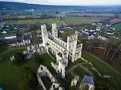 Kostel sv. Petra (St. Pierre, vlevo) a opatský kostel Panny Marie (Notre Dame)