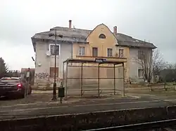 Pohled na bývalou staniční budovu.