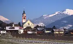 Pohled na obec ze západu
