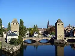 Ponts couverts, v pozadí katedrála