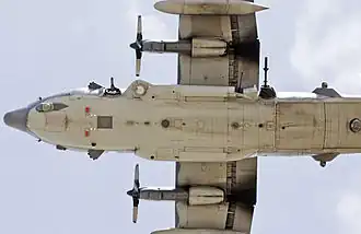 AC-130U Při pohledu zdola jsou dobře viditelné 25mm, 40mm a 105mm kanóny a senzory.