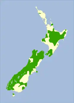Mapa Nového Zélandu se zeleně vyznačeným areálem rozšíření