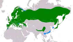 Rozšíření jestřába lesního (zeleně celoroční výskyt, modře zimoviště)