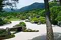 Adachi Museum of Art; soulad štěrku, kamenů a výsadby ve vyvážené kompozici japonské zahrady