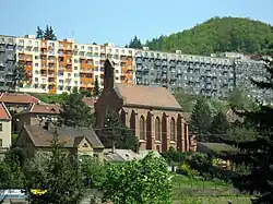Kostel sv. Barbory a zděný bytový blok (tzv. „Hradčany“)