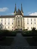 Chór baziliky, před ním Rosarium
