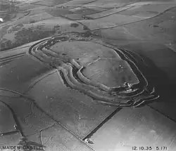 Snímek lokality Maiden Castle v Anglii (G. W. G. Allen, 1935)