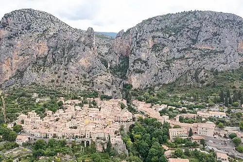 letecký pohled na Moustiers-Sainte-Marie
