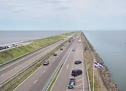 hráz Afsluitdijk oddělující IJsselmeer a Waddenzee