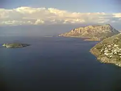 pohled z jižního Kalymnu na severozápad (Agia Kyriaki vlevo, Apano Nisia a Telendos vzadu)