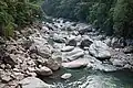 Kamenité dno řeky poblíž Aguas Calientes