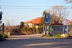 Vjezd do vesnice Agur