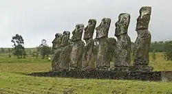 Těchto sedm moai na Ahu Akivi jsou jako jediní tváří k oceánu
