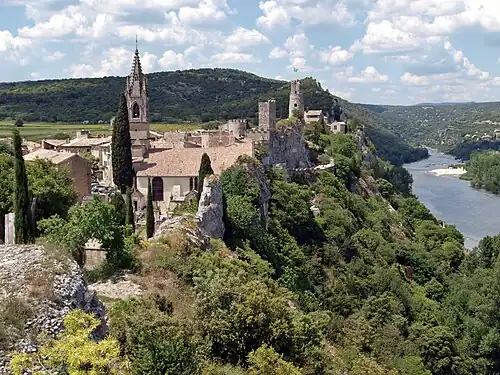 pohled na vesnici a hrad Aiguèze