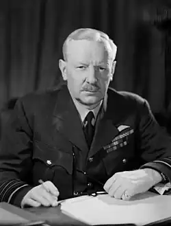 Velitel Bombardovacího velitelství RAF Sir Arthur Harris ve své pracovně 24. dubna 1944