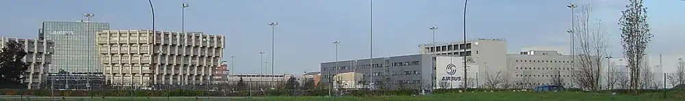 Továrna Airbusu v Toulouse leží vedle letiště Toulouse Blagnac.