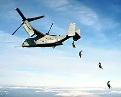 Vojáci skáčou z Ospreye.