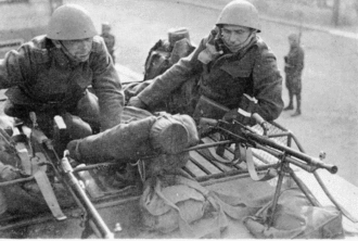 Českoslovenští vojáci s přilbami vz. 32 (voják napravo ma přilbu nasazenou naopak)