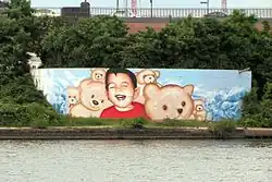 Grafiti zobrazující Alana Kurdiho.