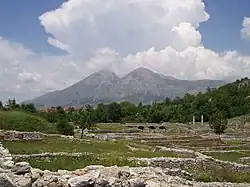 Alba Fucens, v pozadí hora Monte Velino (červen 2003)