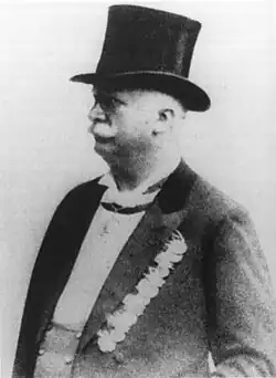 Fotograf Albert Meyer se svými vyznamenáními, asi 1910