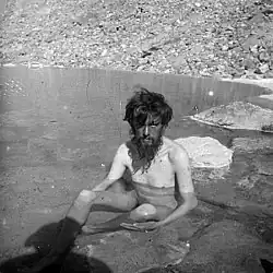 Anglický okultista, básník a spisovatel Aleister Crowley se koupe v prameni na ledovci Baltoro během své expedice, jejímž cílem bylo vylézt na K2 v Himalájích, 1902