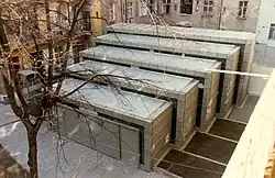 1997, Alfréd ve dvoře